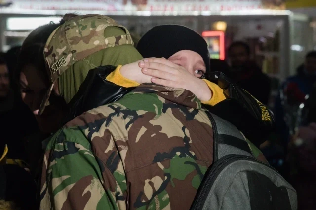 Боец из ХМАО вернулся домой после двух лет в украинском плену