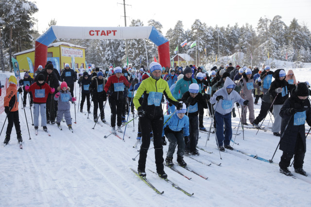 ​Жители Сургутского района массово принимают участие в Лыжне России. ФОТО
