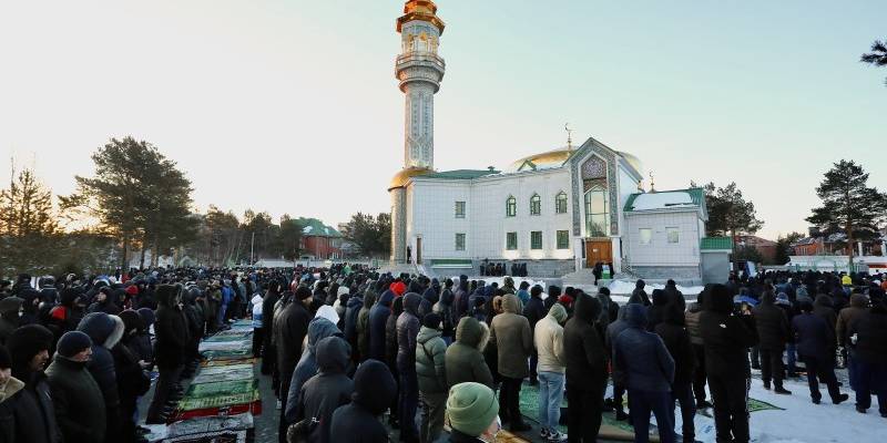 ​В мечети Сургута Ураза-байрам отпраздновали более десяти тысяч человек