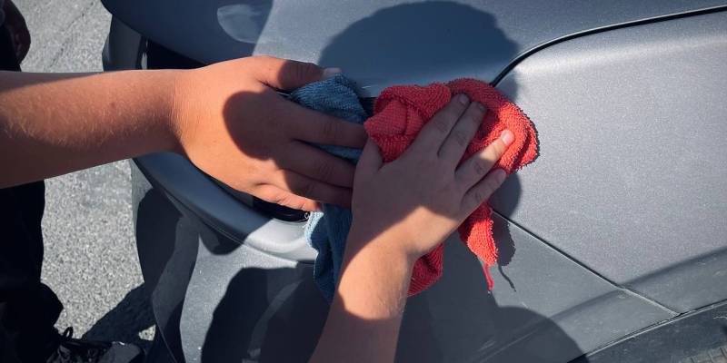 ​В ХМАО подростки подрабатывают на помывке фар машин: доход – до 30 тысяч в месяц