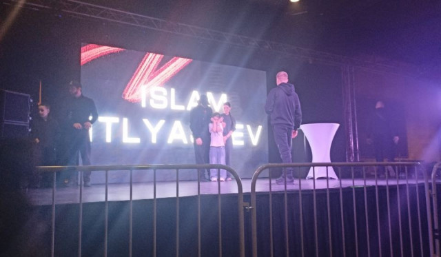 Ислам Итляшев растрогал до слез маленькую фанатку в ХМАО Ислам Итляшев растрогал до слез маленькую фанатку в ХМАО