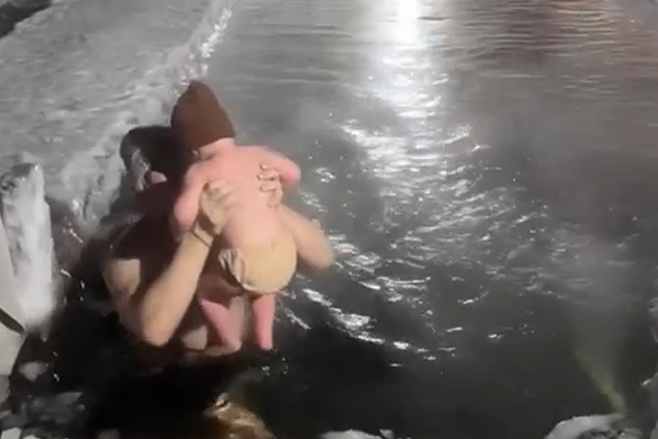 ​В ХМАО годовалого малыша окунули в ледяную воду в экстремальный мороз. ВИДЕО