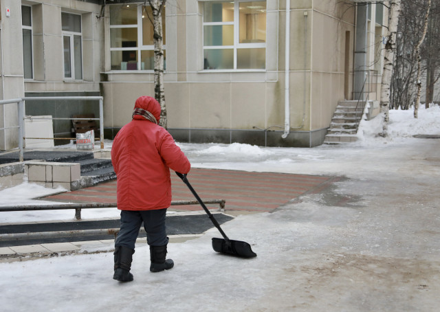 Зарплата дворников резко взлетела из-за острого дефицита кадров в ХМАО