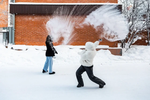 Можно остаться без глаз: россиян попросили не лить кипяток ради зрелищных фото на морозе