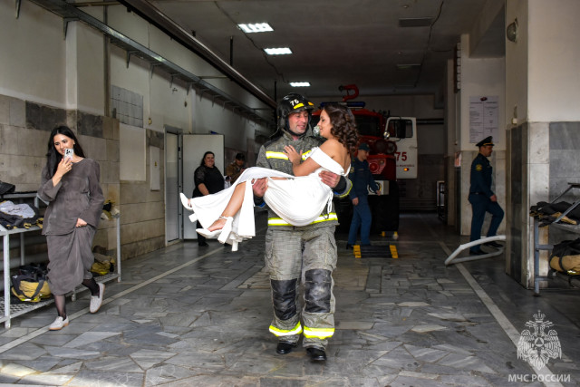 ​Свадьбу в пожарной части сыграли молодожены в столице ХМАО