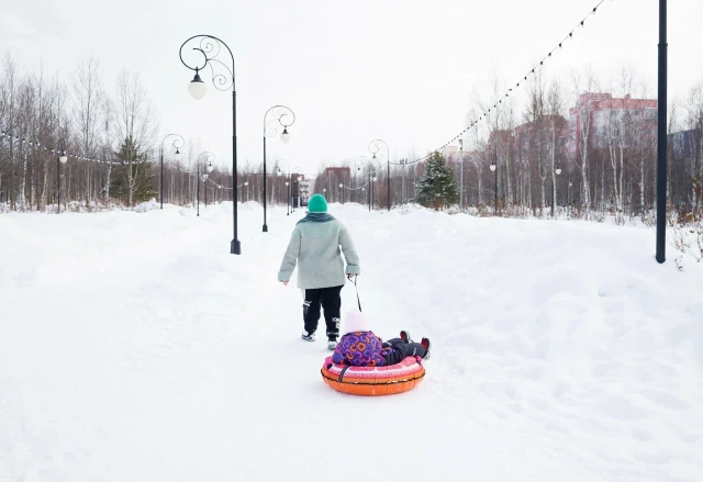 В столице ХМАО жители устроили гонки на ватрушках. ВИДЕО В столице ХМАО жители устроили гонки на ватрушках. ВИДЕО