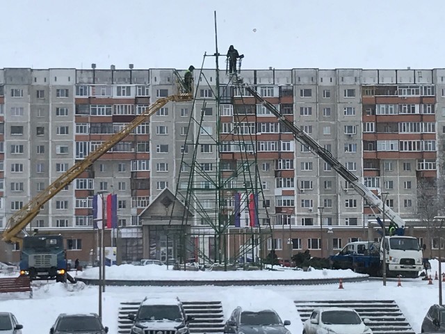 У администрации Сургута начали установку новогодней ёлки