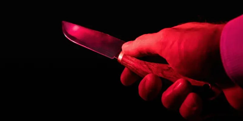 ​В ХМАО юноша схватился за нож после отказа прохожего поделиться сигаретой. ВИДЕО