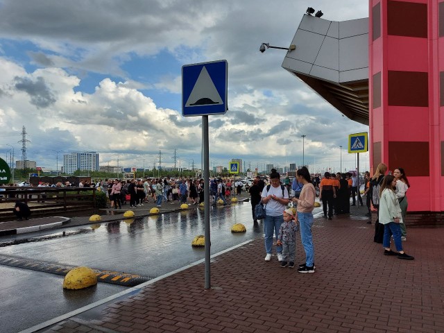В Сургуте проходит массовая эвакуация торговых центров и соцобъектов В Сургуте проходит массовая эвакуация торговых центров и соцобъектов