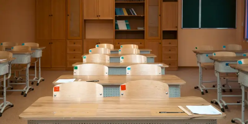 ​Почти актировка: школьникам разрешили остаться дома из-за сильного ветра в муниципалитетах ХМАО