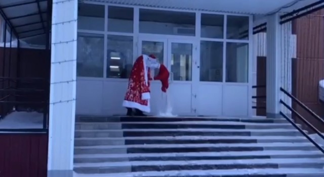 ​В подарок - снег и лопата: Дед Мороз преподнёс сюрприз мэрии Лянтора