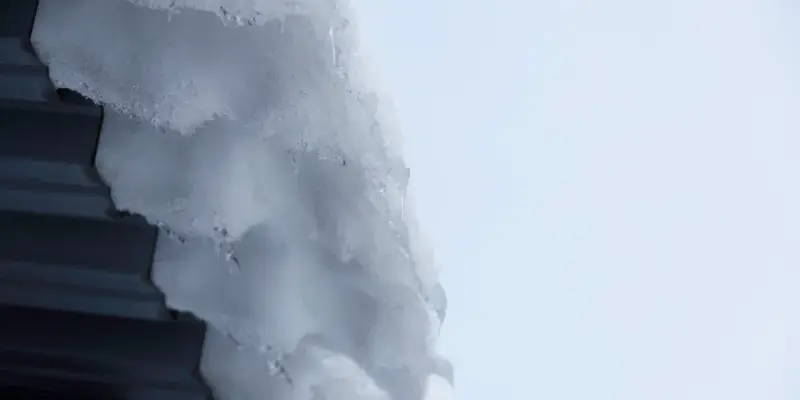 В Белом Яре из-за бездействия коммунальщиков сошел снег и частично обрушилась кровля В Белом Яре из-за бездействия коммунальщиков сошел снег и частично обрушилась кровля