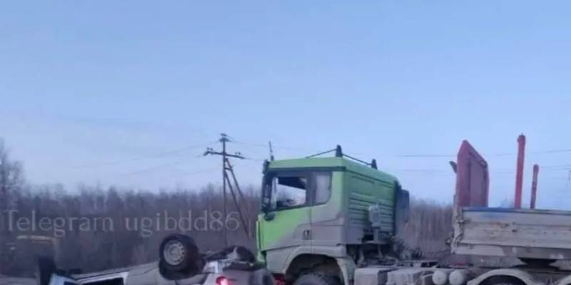 ​В ХМАО водитель большегруза въехал в легковушку: есть пострадавший