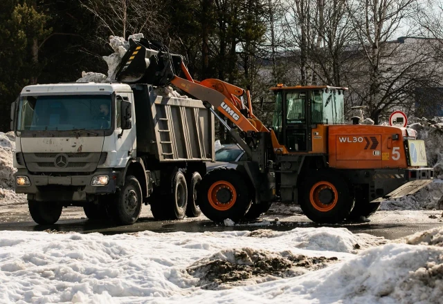 ​Снег уходит: в Белом Яре стартовала активная фаза весенней уборки