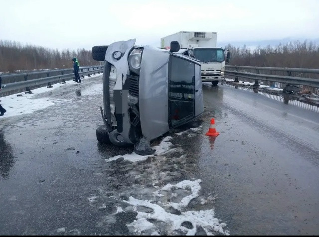 ​На трассе в ХМАО водитель вышел на обгон вопреки запрету и устроил массовое ДТП
