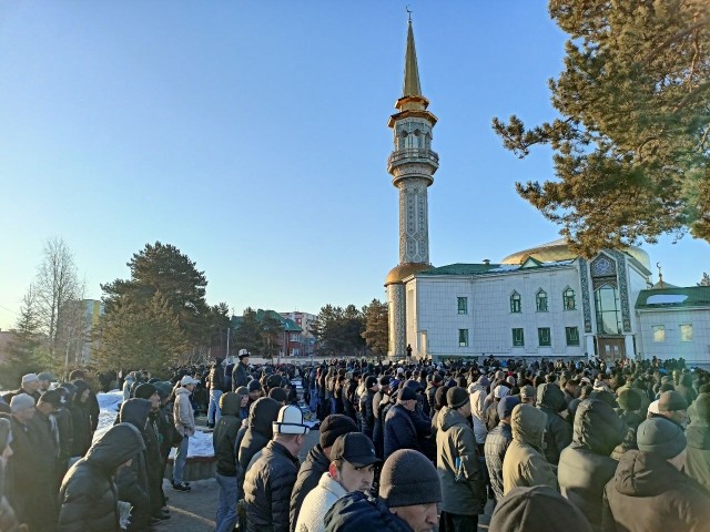 В Сургуте Ураза-байрам отпраздновали более 10 тысяч мусульман В Сургуте Ураза-байрам отпраздновали более 10 тысяч мусульман