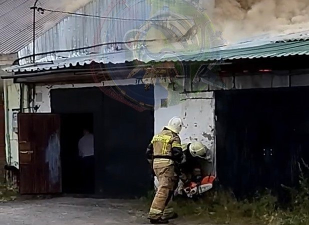 ​В столице ХМАО крупный пожар уничтожил полтора десятка гаражей. Видео