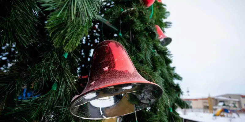 ​Праздник не уходит: в Лянторе обсуждают елку, которую до сих пор не убрали с площади