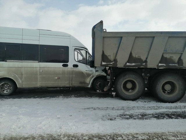 ​На трассе возле Нефтеюганска столкнулись 7 транспортных средств, есть пострадавший