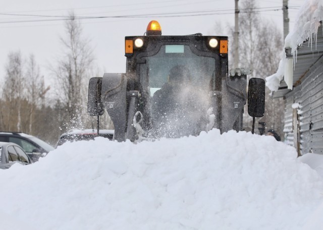 ​Активисты ОНФ вручили черную лопату мэру самого заваленного снегом города ХМАО
