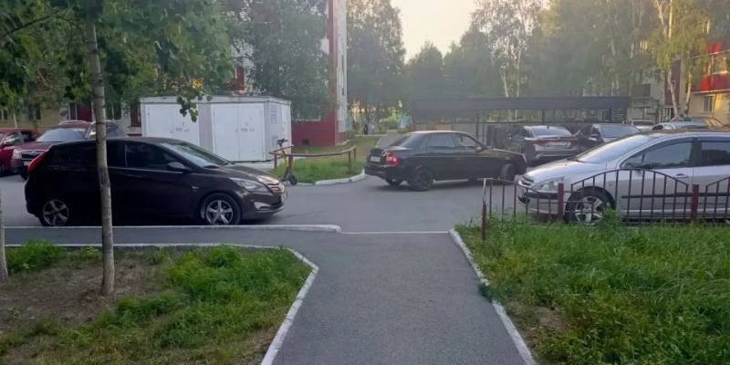 ​Молодой водитель на ВАЗ задним ходом сбил женщину на самокате в Сургуте