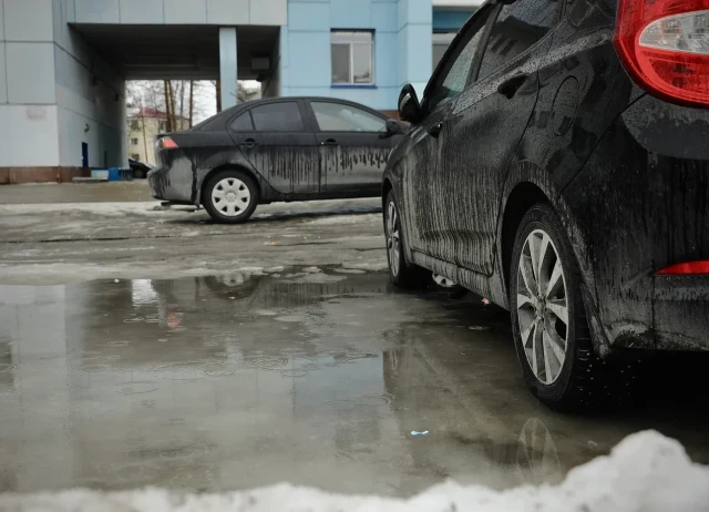 ​В ХМАО жители добираются до дома по заборам из-за затопленного двора. ВИДЕО