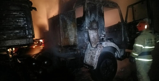 При возгорании грузовика пострадал мужчина в ХМАО. ФОТО При возгорании грузовика пострадал мужчина в ХМАО. ФОТО