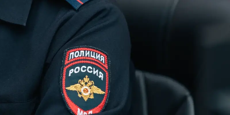 ​В Нефтеюганске неизвестный вскрывает бензобаки машин. ВИДЕО