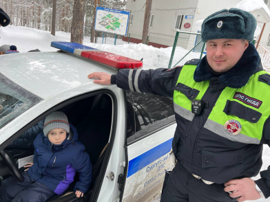 ​Полицейские Сургутского района подарили сладости и игрушки эвакуированным детям ДНР