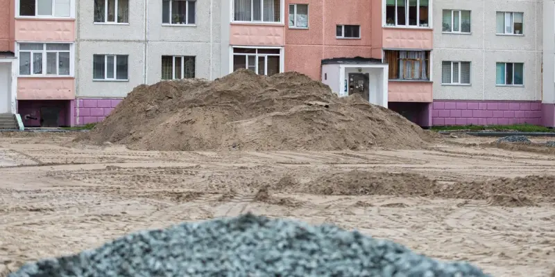 Жители Нижневартовска мешками воруют щебень прямо в центре города