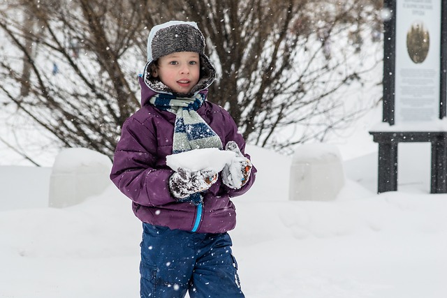 ​В Екатеринбурге мужчина избил ребёнка, который бросил в него снежок