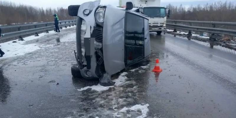​На трассе в ХМАО водитель вышел на обгон вопреки запрету и устроил массовое ДТП