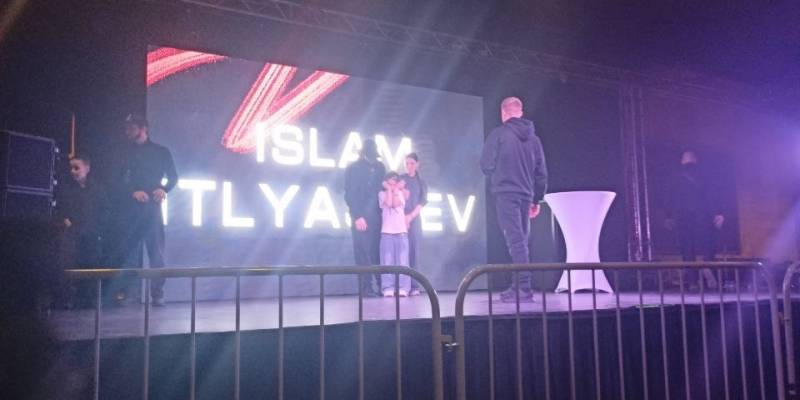 ​Ислам Итляшев растрогал до слез маленькую фанатку в ХМАО