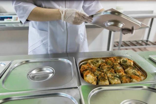 ​В ХМАО дефицит поваров: зарплаты достигают 125 тысяч рублей