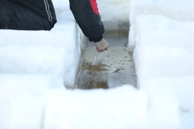 ​В Сургуте студентов из Индии посвятили в моржи. ВИДЕО