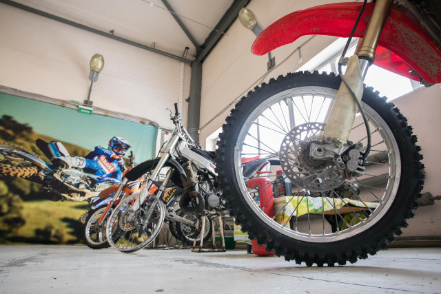 ​В ХМАО питбайкеры продолжают смертельно опасные покатушки на Оби. ВИДЕО