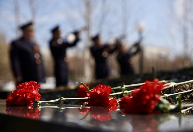В Сургуте установили мемориальную доску погибшему во время СВО бойцу ОМОН