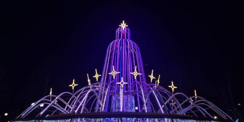 ​Новогодний фонтан зажгли в городе ХМАО. ФОТО