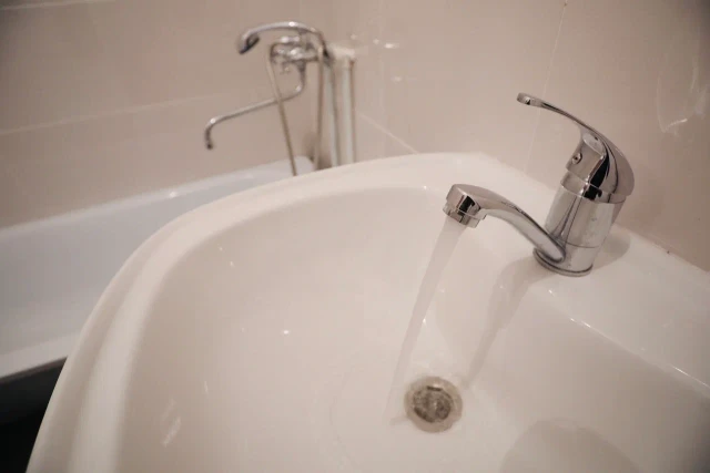 ​Плату за ЖКУ пересчитают жителям Белого Яра из-за грязной воды