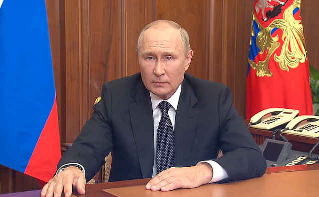 Президент Путин ввел военное положение в четырех регионах России