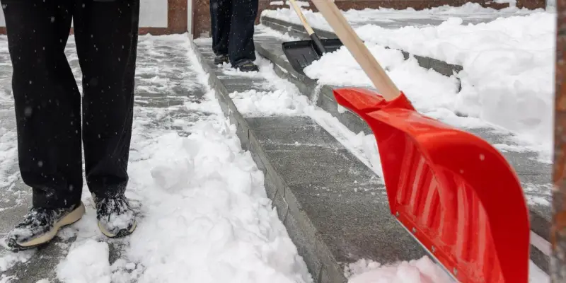 ​В Сургутском районе требуют от предпринимателей убрать снег с крыш магазинов