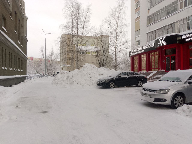 ​В Сургуте коммунальщики обещали убрать снег, но вместо этого оставили огромную гору на парковке