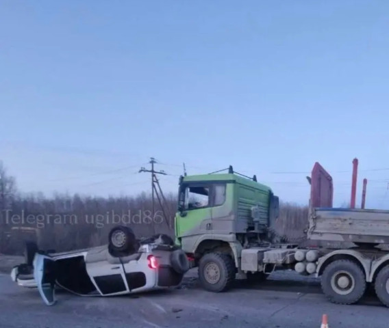 ​В ХМАО водитель большегруза въехал в легковушку: есть пострадавший