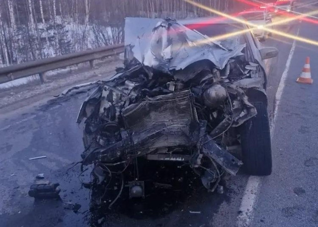 ​Mercedes всмятку: на трассе в ХМАО в ДТП с большегрузом пострадал водитель легковушки