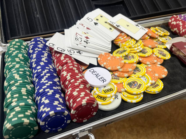​В ХМАО в пользу государства изъяли у организаторов казино игральные карты и фишки для покера