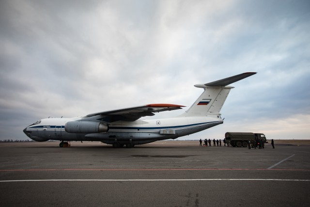 ​Самолет, вылетевший из Нижневартовска в Минводы, два часа кружит в районе Мегиона