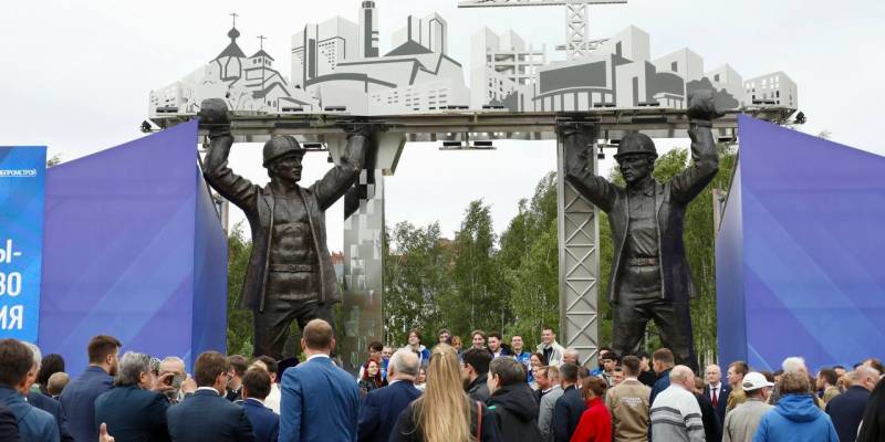 ​В Сургуте торжественно открыли уникальный памятник строителям