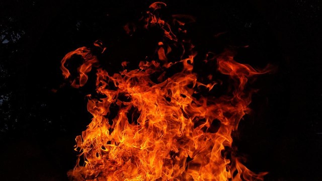 ​В Свердловской области при пожаре в частном доме погибли взрослый и два ребёнка