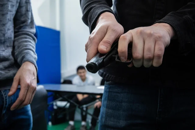 ​В столице ХМАО пьяная пара в автобусе устроила массовую драку и угрожала стрельбой