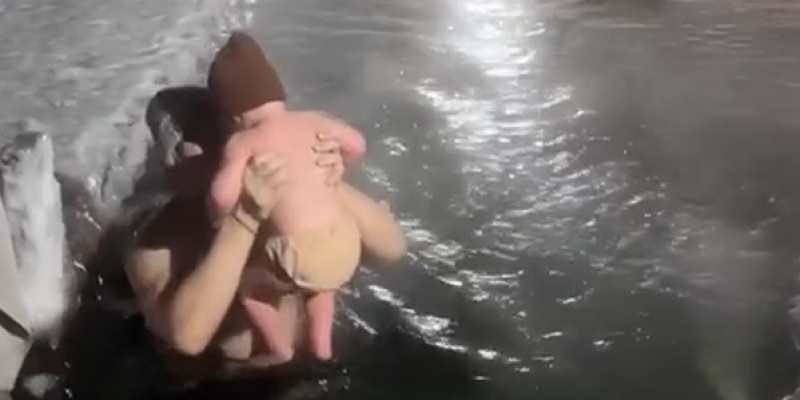 ​В ХМАО годовалого малыша окунули в ледяную воду в экстремальный мороз. ВИДЕО